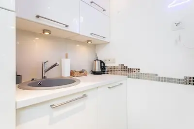Kuchnia lub aneks kuchenny w obiekcie Urban Blue 2 Bedroom Apartment Wola