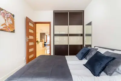 Łóżko lub łóżka w pokoju w obiekcie Urban Blue 2 Bedroom Apartment Wola
