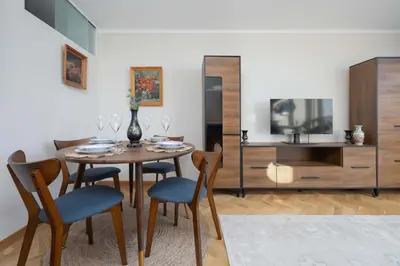 Telewizja i/lub zestaw kina domowego w obiekcie Elegant and Bright Apartment Graniczna near Ogród Saski by Noclegi Renters