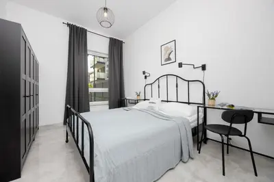 Łóżko lub łóżka w pokoju w obiekcie Wyjątkowy Apartament z Uroczym Ogródkiem oraz Parkingiem by Noclegi Renters
