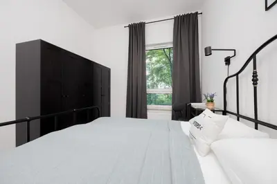 Łóżko lub łóżka w pokoju w obiekcie Wyjątkowy Apartament z Uroczym Ogródkiem oraz Parkingiem by Noclegi Renters