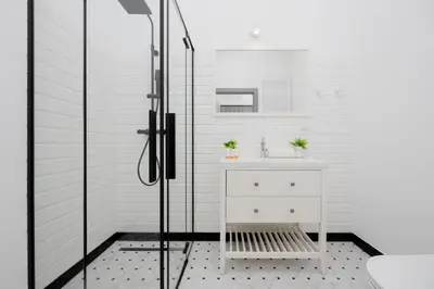 Łazienka w obiekcie Wyjątkowy Apartament z Uroczym Ogródkiem oraz Parkingiem by Noclegi Renters