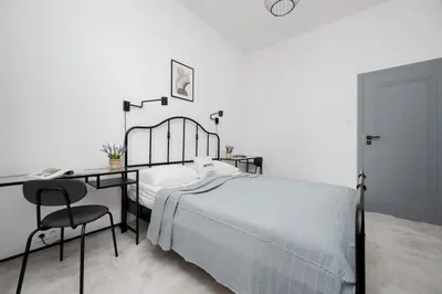 Łóżko lub łóżka w pokoju w obiekcie Wyjątkowy Apartament z Uroczym Ogródkiem oraz Parkingiem by Noclegi Renters