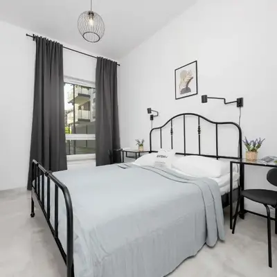 Wyjątkowy Apartament z Uroczym Ogródkiem oraz Parkingiem by Noclegi Renters