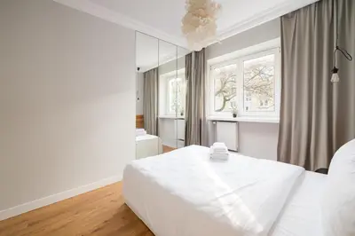 Łóżko lub łóżka w pokoju w obiekcie Nowolipki Deluxe Apartment by BookingHost