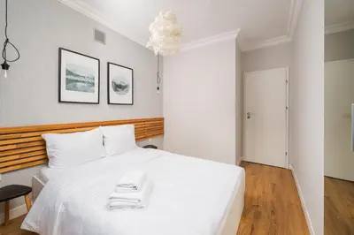 Łóżko lub łóżka w pokoju w obiekcie Nowolipki Deluxe Apartment by BookingHost