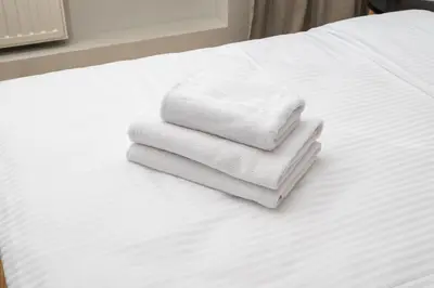 Łóżko lub łóżka w pokoju w obiekcie Nowolipki Deluxe Apartment by BookingHost