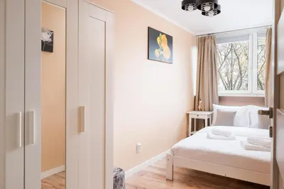 Łóżko lub łóżka w pokoju w obiekcie Ogród Saski Charming Apartment by BookingHost