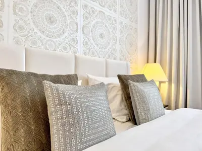 Łóżko lub łóżka w pokoju w obiekcie MONDRIAN Suites & Apartments Royal Route Old Town