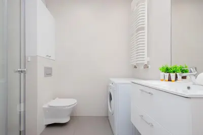 Łazienka w obiekcie Piękne Studio z Balkonem dla 2 osób w Warszawie by Noclegi Renters