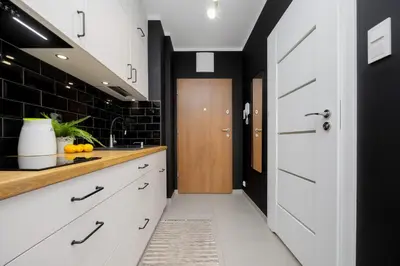 Kuchnia lub aneks kuchenny w obiekcie Piękne Studio z Balkonem dla 2 osób w Warszawie by Noclegi Renters