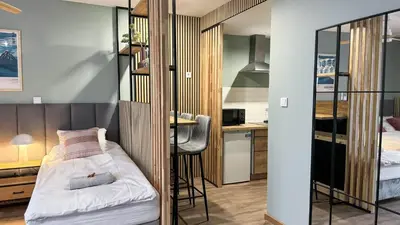 Łóżko lub łóżka w pokoju w obiekcie Green Studio with balcony - free parking