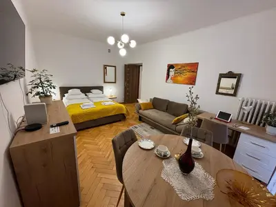 Łóżko lub łóżka w pokoju w obiekcie Klimatyczny apartament na Bielanach przy metrze