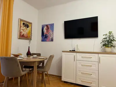 Telewizja i/lub zestaw kina domowego w obiekcie Klimatyczny apartament na Bielanach przy metrze