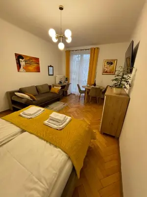 Łóżko lub łóżka w pokoju w obiekcie Klimatyczny apartament na Bielanach przy metrze