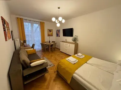 Łóżko lub łóżka w pokoju w obiekcie Klimatyczny apartament na Bielanach przy metrze