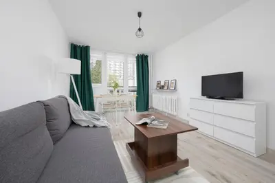 Telewizja i/lub zestaw kina domowego w obiekcie Bright Apartament Warsaw Wola Ideal for Remote Work by Noclegi Renters