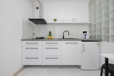 Kuchnia lub aneks kuchenny w obiekcie Bright Apartament Warsaw Wola Ideal for Remote Work by Noclegi Renters