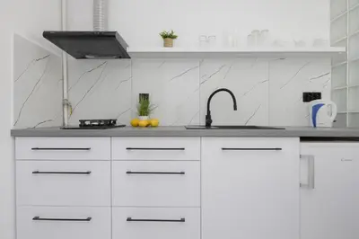 Kuchnia lub aneks kuchenny w obiekcie Bright Apartament Warsaw Wola Ideal for Remote Work by Noclegi Renters