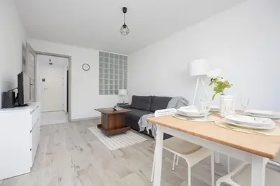Telewizja i/lub zestaw kina domowego w obiekcie Bright Apartament Warsaw Wola Ideal for Remote Work by Noclegi Renters