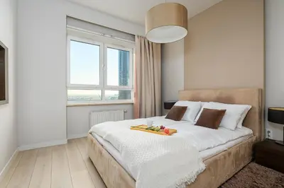 Łóżko lub łóżka w pokoju w obiekcie ShortStayPoland Platinum Towers Skyline