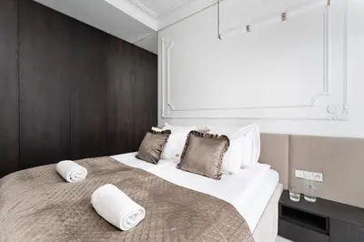 Łóżko lub łóżka w pokoju w obiekcie Chronos - Warszawa Wola by Downtown Apartments