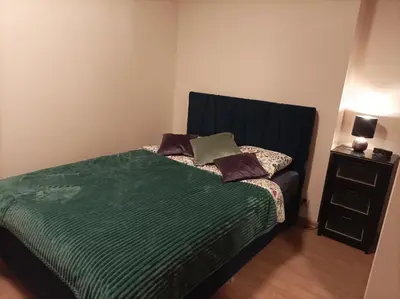 Łóżko lub łóżka w pokoju w obiekcie Solidarnosci155GuestRooms