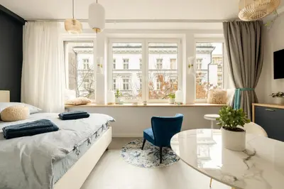 Łóżko lub łóżka w pokoju w obiekcie Romantic Studio Hoża Downtown