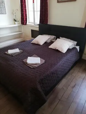 Łóżko lub łóżka w pokoju w obiekcie Apartment Castle Square z widokiem na Plac Zamkowy i Zamek Królewski