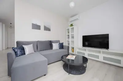 Telewizja i/lub zestaw kina domowego w obiekcie Family Apartment Cybernetyki with AC and Parking by Noclegi Renters