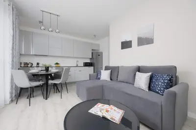 Kuchnia lub aneks kuchenny w obiekcie Family Apartment Cybernetyki with AC and Parking by Noclegi Renters
