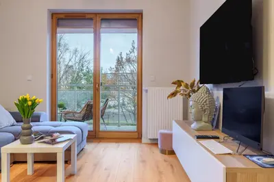 Telewizja i/lub zestaw kina domowego w obiekcie Piękny Apartament Bobrowiecka z balkonem