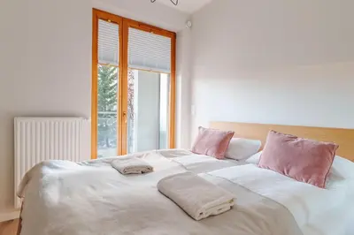 Łóżko lub łóżka w pokoju w obiekcie Piękny Apartament Bobrowiecka z balkonem