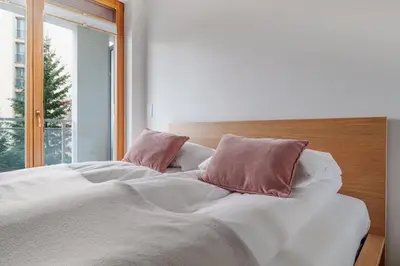 Łóżko lub łóżka w pokoju w obiekcie Piękny Apartament Bobrowiecka z balkonem