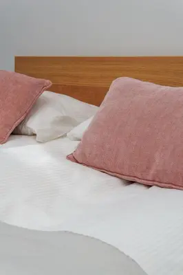 Łóżko lub łóżka w pokoju w obiekcie Piękny Apartament Bobrowiecka z balkonem