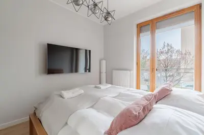 Łóżko lub łóżka w pokoju w obiekcie Piękny Apartament Bobrowiecka z balkonem