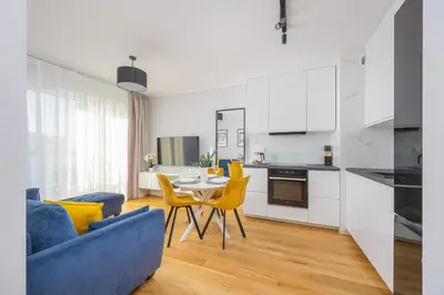 Kuchnia lub aneks kuchenny w obiekcie Elegant Apartment in Warsaw with Parking and Desk for Remote Work by Noclegi Renters