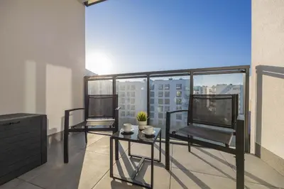 Balkon lub taras w obiekcie Elegant Apartment in Warsaw with Parking and Desk for Remote Work by Noclegi Renters