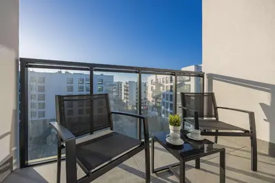 Balkon lub taras w obiekcie Elegant Apartment in Warsaw with Parking and Desk for Remote Work by Noclegi Renters