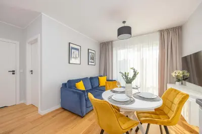 Część wypoczynkowa w obiekcie Elegant Apartment in Warsaw with Parking and Desk for Remote Work by Noclegi Renters