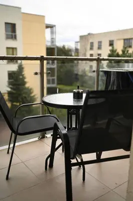 Balkon lub taras w obiekcie Dwa oddzielne pokoje pry metro Kondratowicza