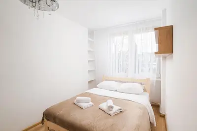 Łóżko lub łóżka w pokoju w obiekcie Bielany Homely Apartment by BookingHost