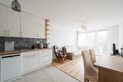 Kuchnia lub aneks kuchenny w obiekcie Bielany Homely Apartment by BookingHost