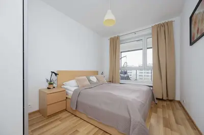 Łóżko lub łóżka w pokoju w obiekcie Bright Apartment with Parking near the PGE National Stadium by Noclegi Renters
