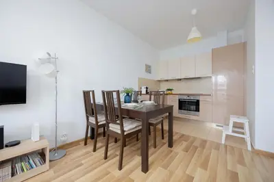 Kuchnia lub aneks kuchenny w obiekcie Bright Apartment with Parking near the PGE National Stadium by Noclegi Renters