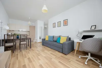 Część wypoczynkowa w obiekcie Bright Apartment with Parking near the PGE National Stadium by Noclegi Renters