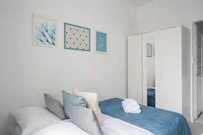 Łóżko lub łóżka w pokoju w obiekcie Tamka Powiśle Blue Studio by BookingHost