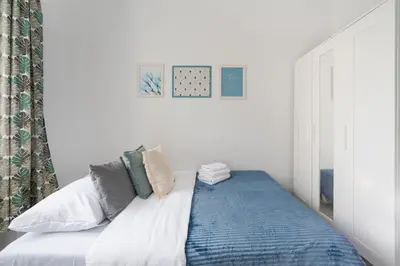 Łóżko lub łóżka w pokoju w obiekcie Tamka Powiśle Blue Studio by BookingHost