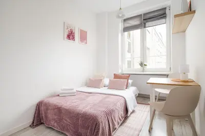 Łóżko lub łóżka w pokoju w obiekcie Tamka Powiśle Pink Studio by BookingHost