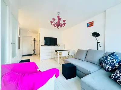 Telewizja i/lub zestaw kina domowego w obiekcie Warsaw Washington Avenue Apartment